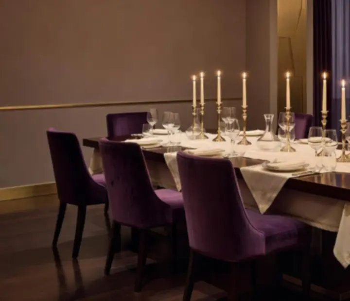 Luxus privát étkező elegáns terítéssel és intim fényekkel